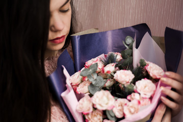 Naklejka premium beautiful brunette with a bouquet of roses