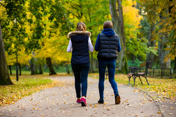 Obraz premium People walking in city park