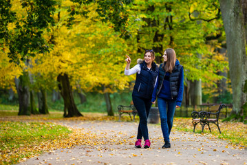 Obraz premium People walking in city park