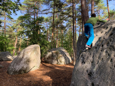 Boulderer klettert am Felsblock in Fontainebleau