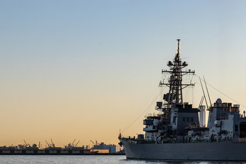 朝日の中の護衛船（横浜みなとみらい）