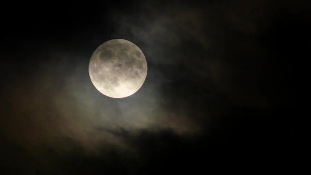 中秋の名月と雲　2019年9月14日