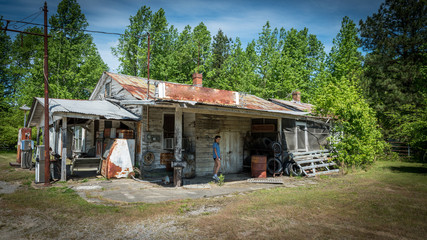 Obraz premium Young teen standing at abandoned gas station