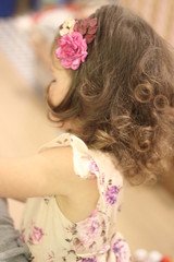 Naklejka premium curly beautiful girl received a Christmas present
