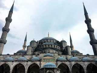 Fototapeta na wymiar Sultan Ahmed Mosque is a historic mosque located in Istanbul, Turkey. It remains a functioning mosque, while also attracting large numbers of tourist visitors