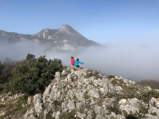 Ni&ntilde;as en la niebla