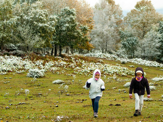Fototapeta premium Niñas en la nieve 