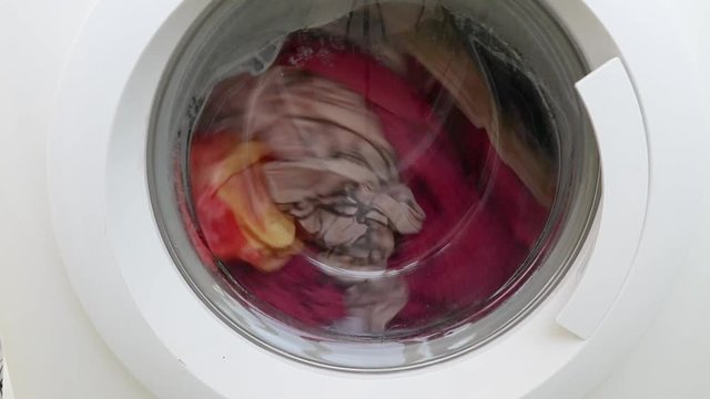 Dei capi colorati in lavatrice