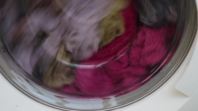 Dei capi colorati in lavatrice
