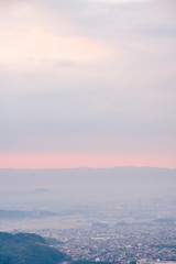 Obraz premium 夜明けの太宰府の街並み