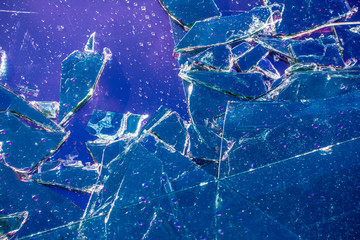 Scherben von Glasscheiben im Wertstoff Container 