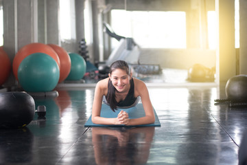 Obraz premium Full Length Of Determined Woman Exercising In Plank Position At Gym