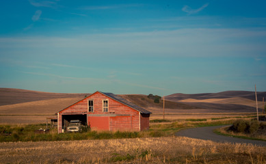 red wooden barn on the palouse