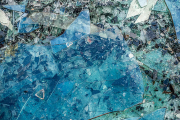 Scherben von Glasscheiben im Wertstoff Container 