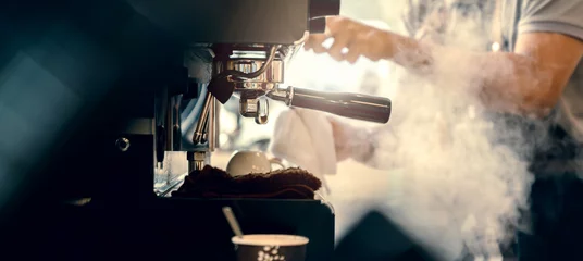 Foto op Plexiglas bannergrootte van barista die koffie maakt met koffiemachine kleurtoon © whyframeshot