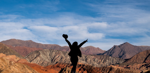 silueta de mujer contra un fondo montañas de colores en Salta Argentina