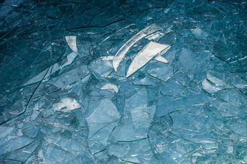 Scherben von Glasscheiben im Wertstoff Container 