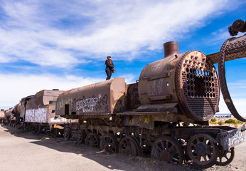 mujer en el cementerio de trenes en el Salar de Uyuni Bolivia