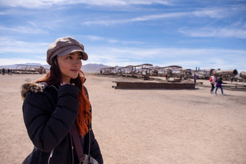 mujer en el cementerio de trenes en el Salar de Uyuni Bolivia