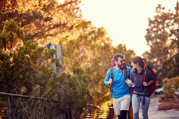 Obraz premium Man and woman in the mountains. Travel lifestyle adventure concept.