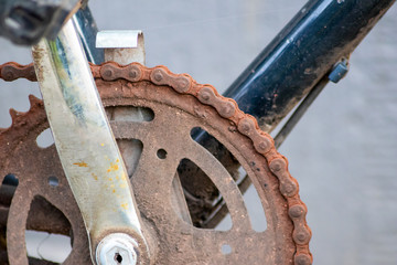 Rostige Fahrradkette eines alten Fahrrads mangelt es an Wartung, Instandhaltung und Pflege und...