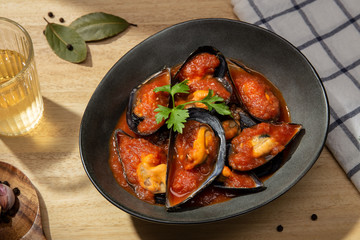 Cooked mussels with hot spiced sauce