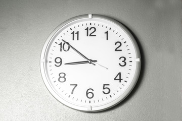 Black and white tone number wall clock