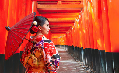 Women in traditional japanese kimonos walking at Fushimi Inari Shrine in Kyoto, Japan, Kimono women and umbrella, Kyoto  - obrazy, fototapety, plakaty