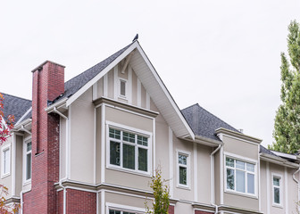 The top of an apartment building with nice windows.