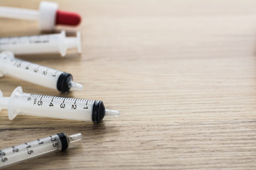 Obraz premium Empty syringes barrel on the wooden table with copy space.