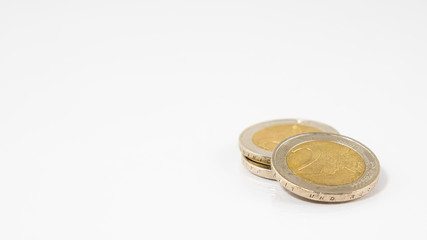Euro Münzen vor weißem Hintergrund