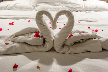 Cygnes amoureux avec des serviettes, décor de lit