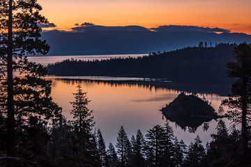 Obraz premium Lake Tahoe at sunrise over Emerald Bay.