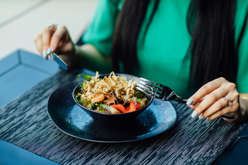 Close up photo, restaurant food, eat salade, smiling. Lunch time.