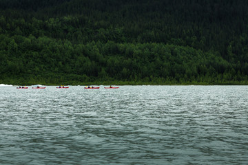 Fototapeta na wymiar Remando en lago de alaska