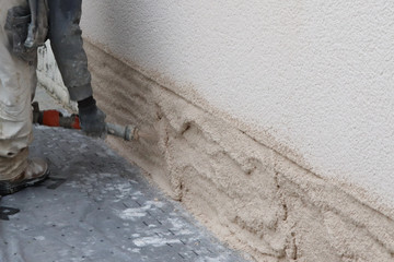 Travaux extérieurs d'une maison, étanchéité, projection d'un enduit