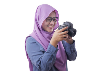 Obraz premium Happy Muslim Woman Photographer Holding a Camera and Smiling