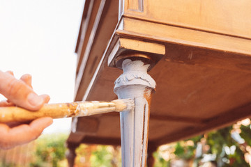 Obraz premium Painting wooden furniture