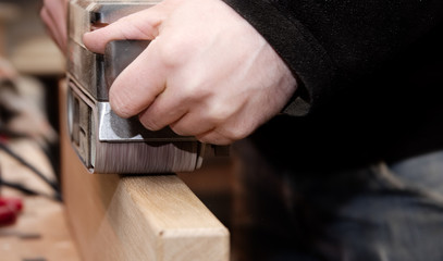 Detail einer Hand mit einer Handschleifmaschine