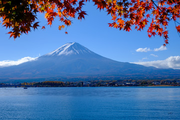 河口湖から見る秋の富士山