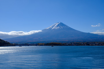 河口湖から見る秋の富士山