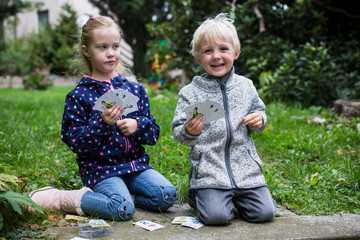 Kinder spielen