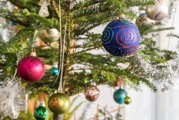 Christbaumkugeln am Christbaum - Nahaufnahme