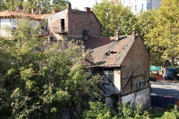 Fototapeta na wymiar old brick collapsing house, perforated roof