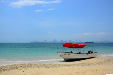 Obraz premium old fishing boat on the beach