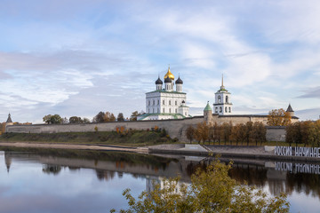 Fototapeta na wymiar Pskov Kremlin. Trinity cathedral, Pskov, Russia