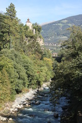 Fototapeta na wymiar Fluss von Berg ins Tal