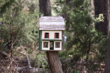 Naklejka premium wooden birdhouse on a tree