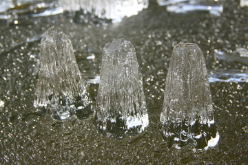 Drei Eiskristall Hütchen