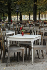 Fototapeta na wymiar Holz Stühle und Tische im Garten
